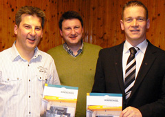 Betriebsbesichtigung 2012 - Windschiegl Maschinenbau - Foto v. r . 1 Vorsitzender Holger Paulus , Firmeninhaber Martin Höck , 2 Vorsitzender Andreas Schäfer 